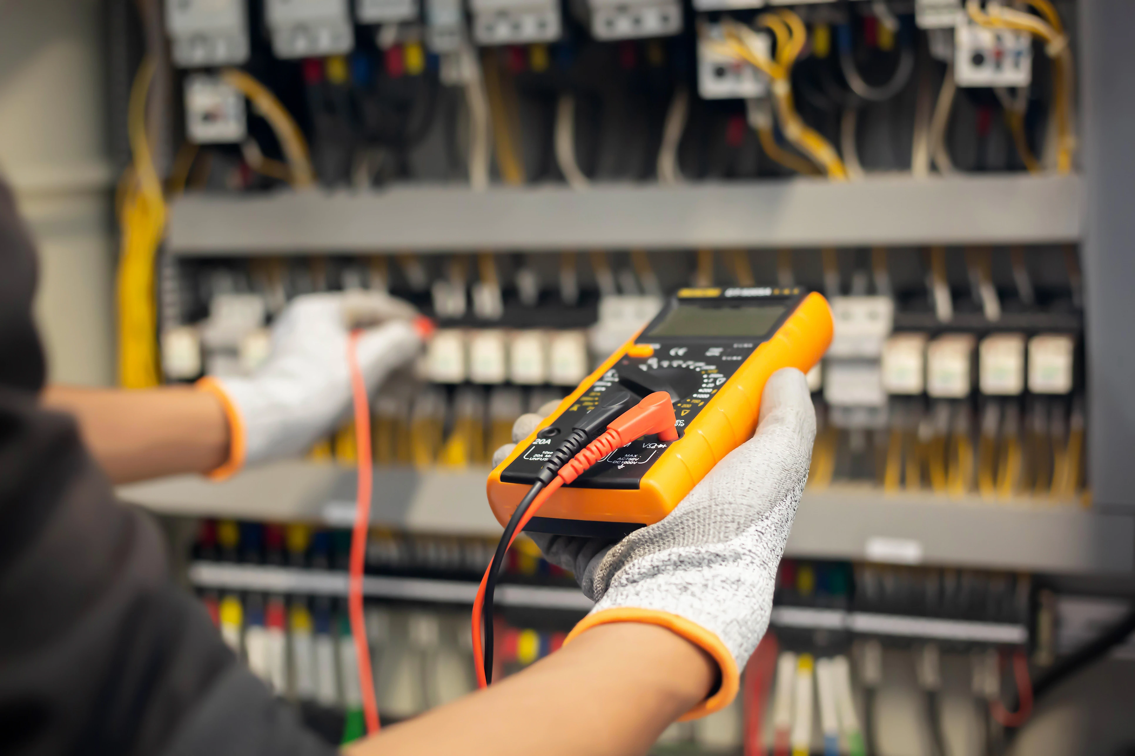 A importância dos dispositivos de bloqueio em painéis elétricos
