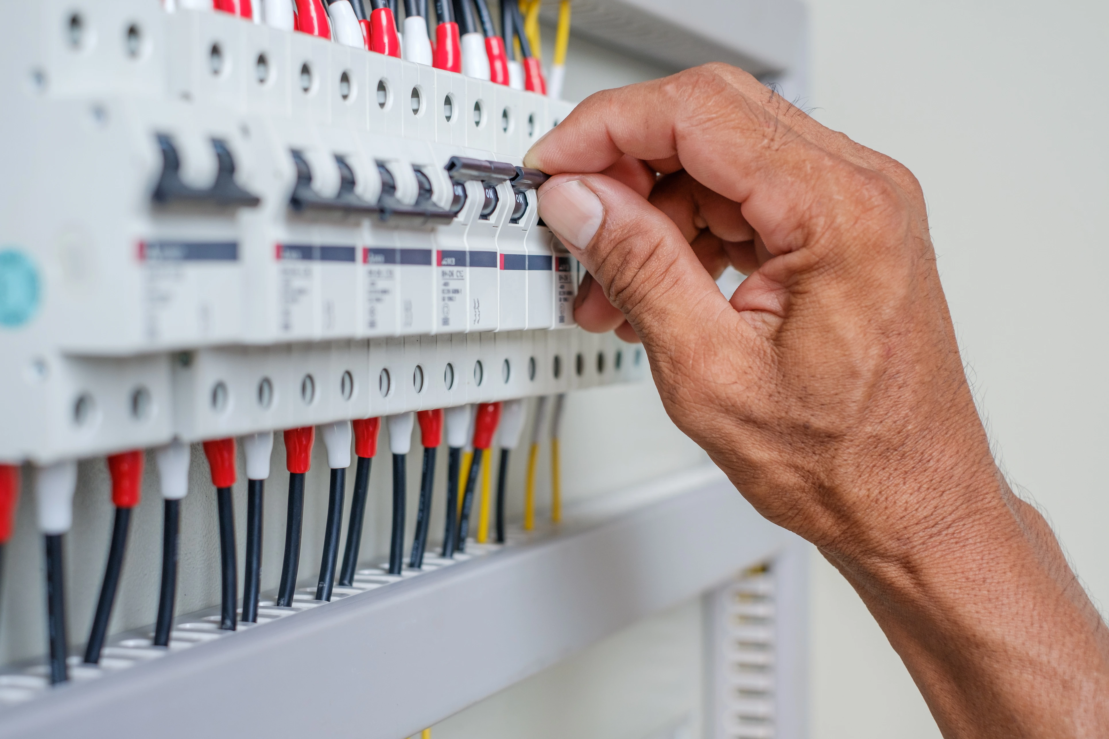 Entenda como os disjuntores protegem sua instalação elétrica
